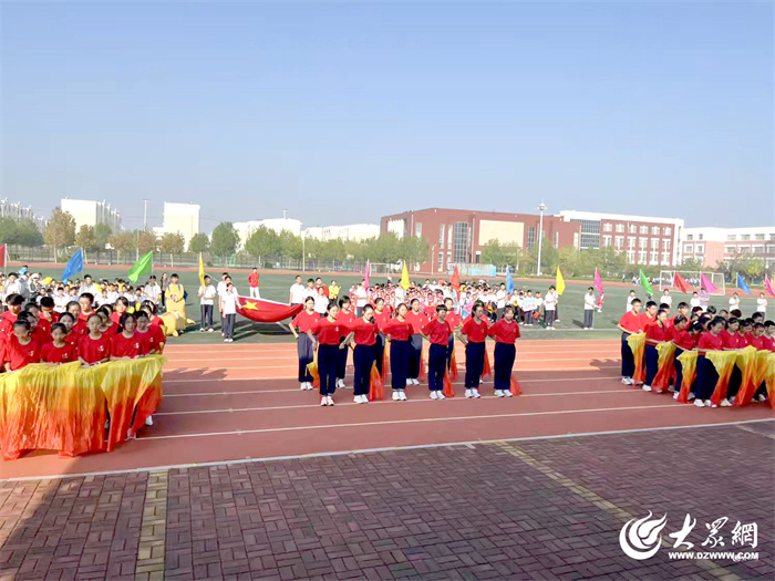 九游体育飒爽秋风展少年英姿 活力校园谱运动华章 ——东营市胜利第五中学第47届田径运动会开幕(图14)