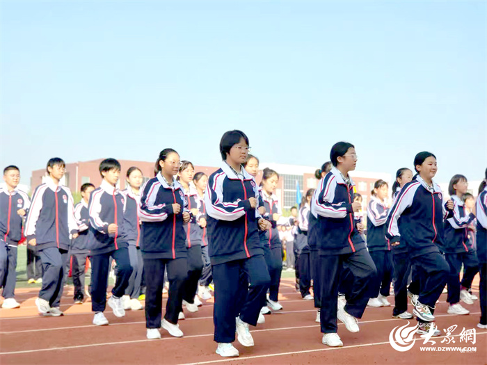 九游体育飒爽秋风展少年英姿 活力校园谱运动华章 ——东营市胜利第五中学第47届田径运动会开幕(图15)