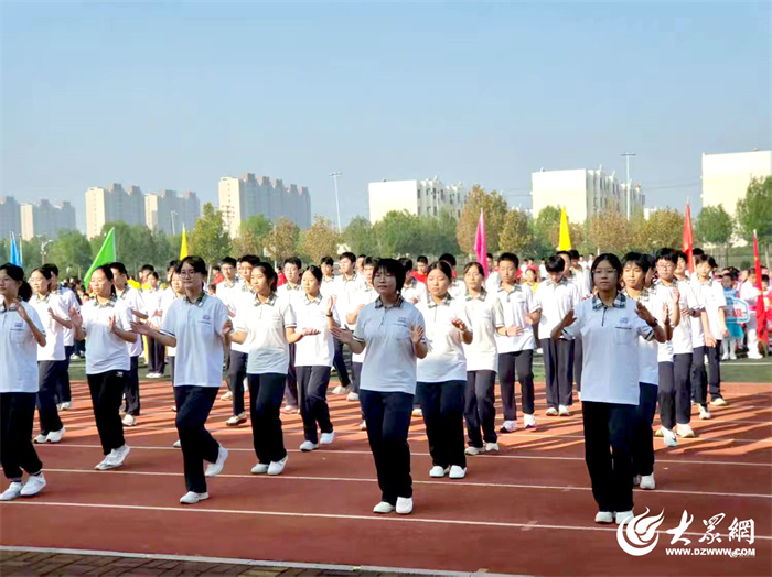 九游体育飒爽秋风展少年英姿 活力校园谱运动华章 ——东营市胜利第五中学第47届田径运动会开幕(图16)