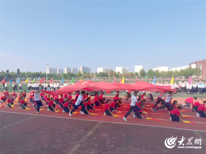 九游体育飒爽秋风展少年英姿 活力校园谱运动华章 ——东营市胜利第五中学第47届田径运动会开幕(图19)