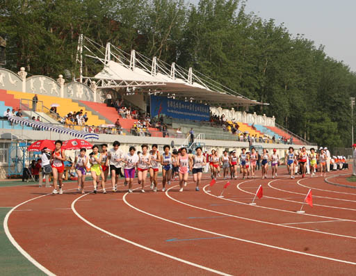 九游体育兰州市第十届运动会田径项目开赛！近千名健儿展开角逐(图1)