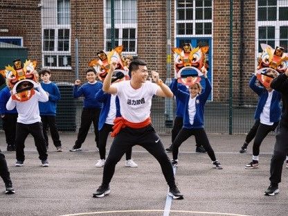 活力校园英伦行 探索青少年运动的“九游体育活力”密码(图1)