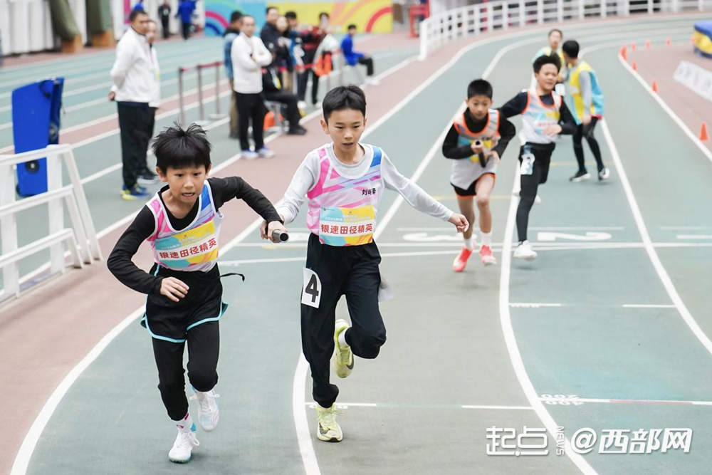 九游体育软式器材护航“快乐田径” 近500孩子田径赛玩转“跑跳投”(图2)
