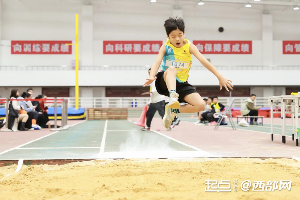 九游体育软式器材护航“快乐田径” 近500孩子田径赛玩转“跑跳投”(图3)