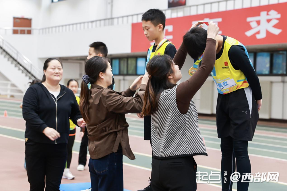 九游体育软式器材护航“快乐田径” 近500孩子田径赛玩转“跑跳投”(图5)