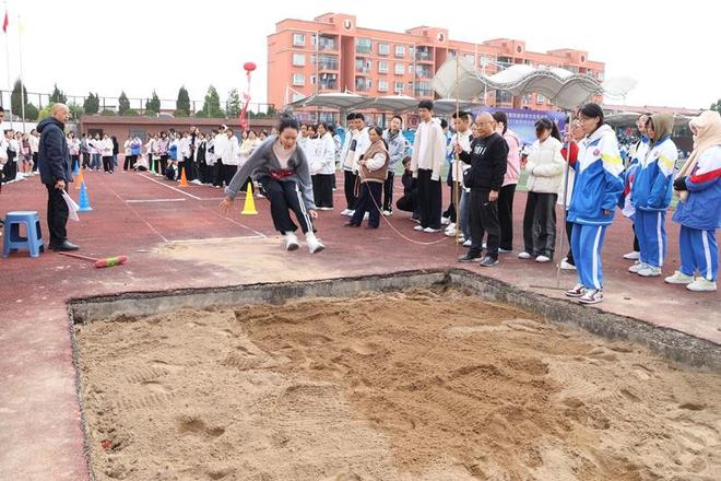 九游体育独山中学第四届体育文化艺术节暨第52届田径运动会开幕(图3)