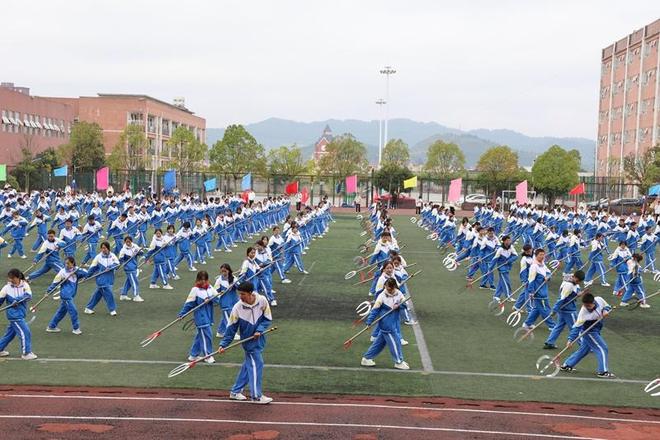 九游体育独山中学第四届体育文化艺术节暨第52届田径运动会开幕(图2)