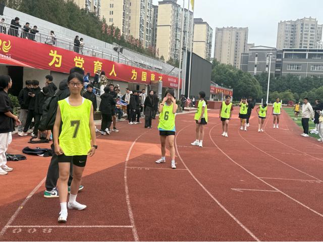 九游体育桂溪中学勇夺2025年南溪区中小学生田径运动会团体冠军(图3)