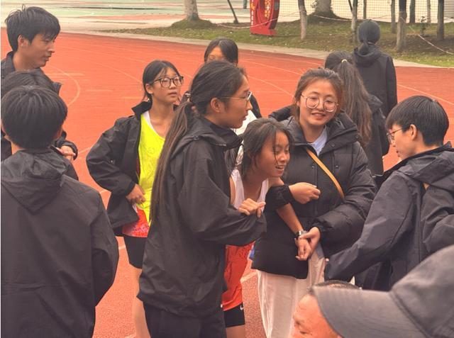 九游体育桂溪中学勇夺2025年南溪区中小学生田径运动会团体冠军(图2)
