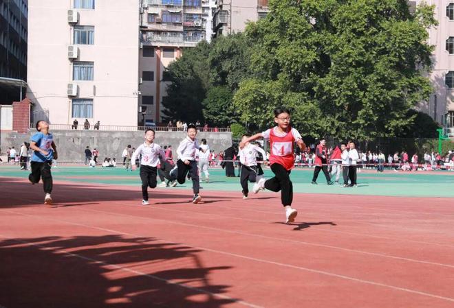 九游体育运动点燃梦想 拼搏点亮童年 通川区文华街小学校第八届田径运动会(图6)