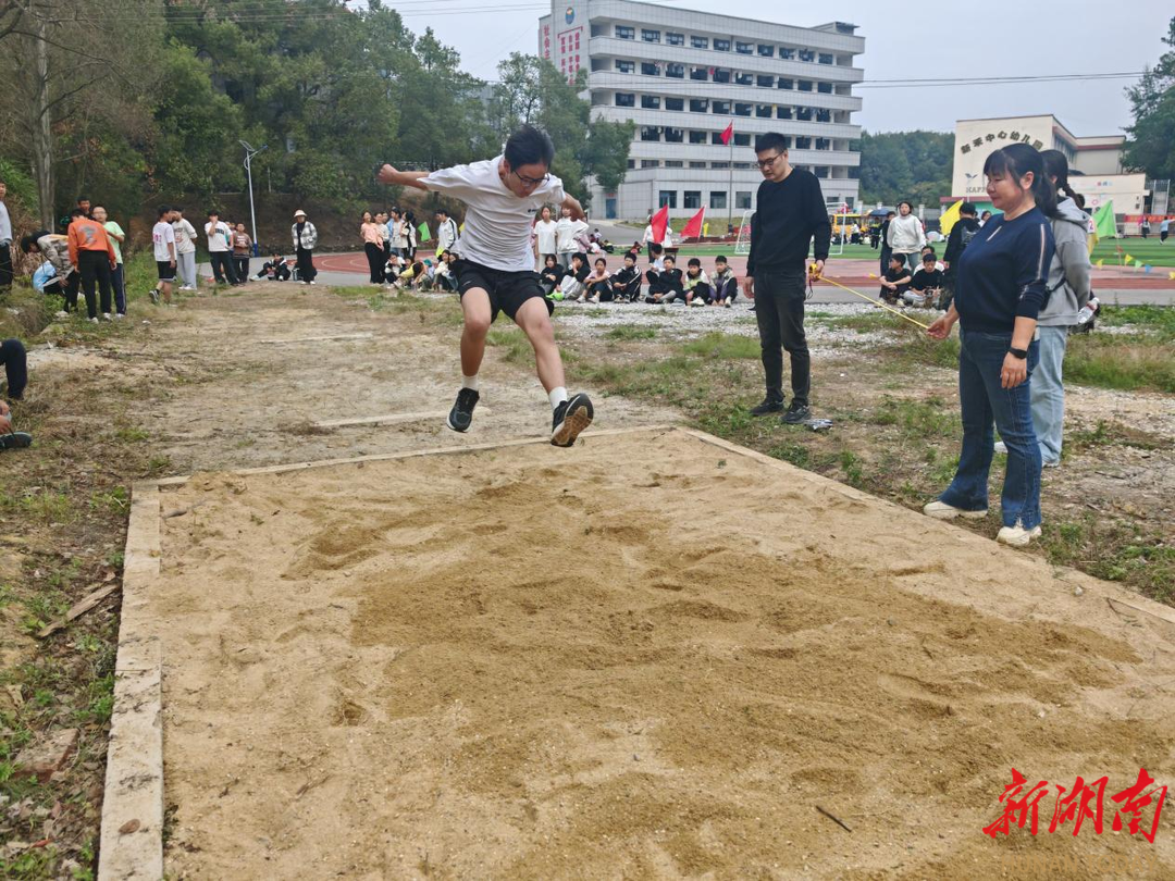 娄底市娄星区新禾中学举办秋九游体育季田径运动会(图2)