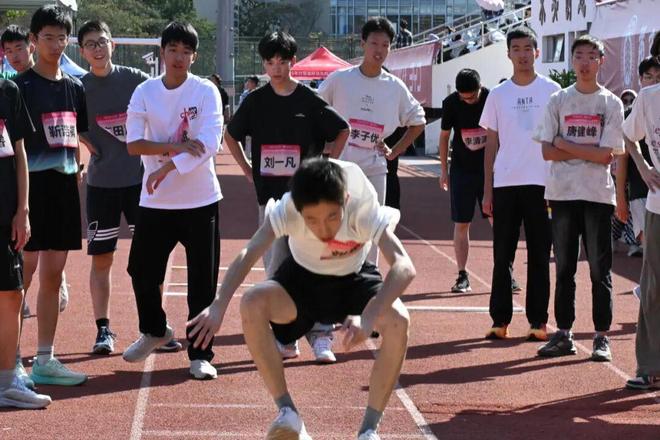 运九游体育动会｜少年脚步丈量金秋赛场青春奔赴人生壮阔赛程(图3)