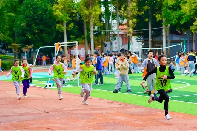 九游体育奏响秋日动人乐章 成都青羊实验中学附小举行第十七届田径运动会(图2)