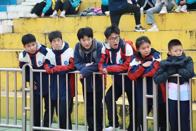 九游体育2025年灞桥区中小学生田径运动会在西安思源中学盛大启幕(图3)