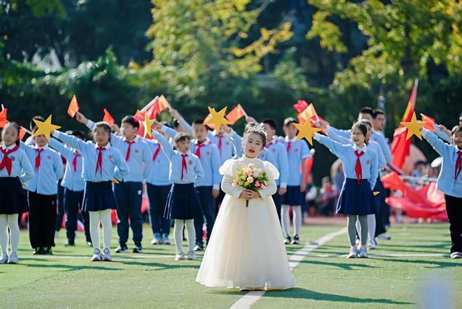 九游体育成都蓝港外国语学校科技体育文化节暨田径运动会开幕(图4)