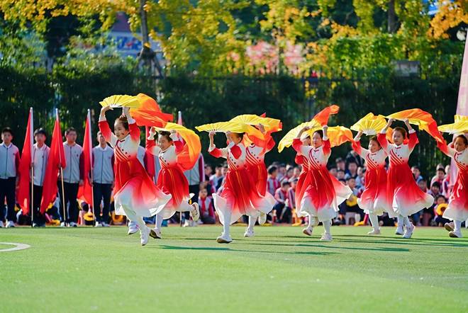 九游体育成都蓝港外国语学校科技体育文化节暨田径运动会开幕(图3)