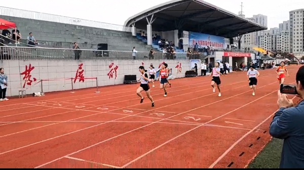 九游体育潜山四中斩获潜山市第四届中学生田径运动会团体冠军(图2)