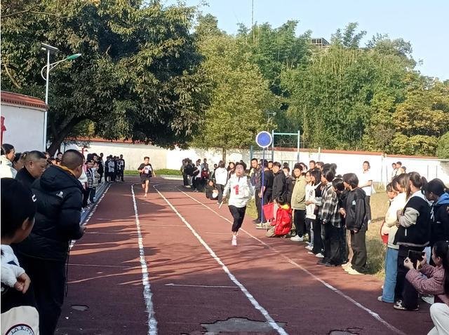 九游体育江安县淯江中学举办第二届“青阳杯”田径运动会(图3)
