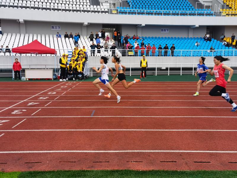 九游体育罗甸一小冬季田径运动会：接力、跳跃、冲刺展风采(图1)