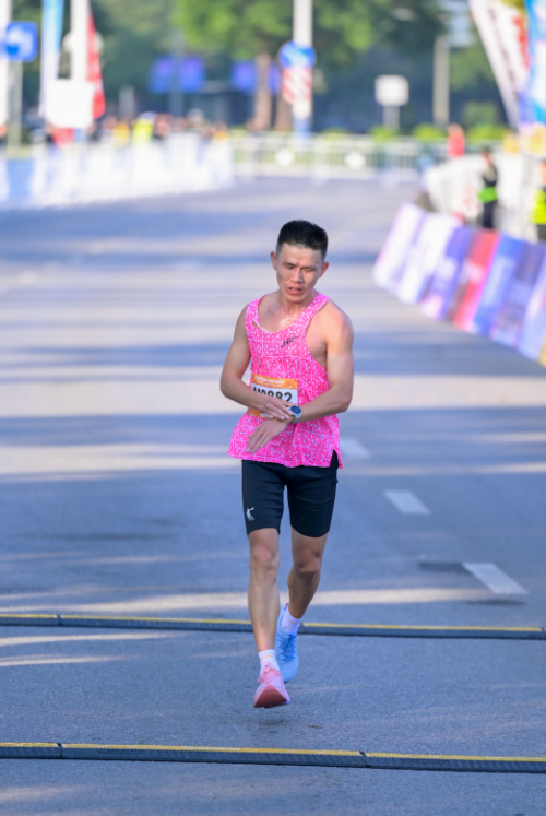 2025百色半程马拉松圆九游体育满收官 红色赛道绽放激情与荣耀(图3)