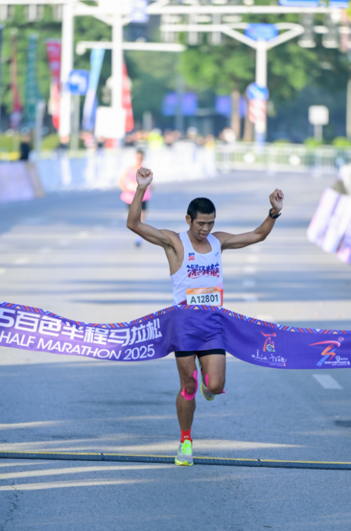 2025百色半程马拉松圆九游体育满收官 红色赛道绽放激情与荣耀(图2)