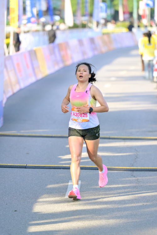 2025百色半程马拉松圆九游体育满收官 红色赛道绽放激情与荣耀(图6)