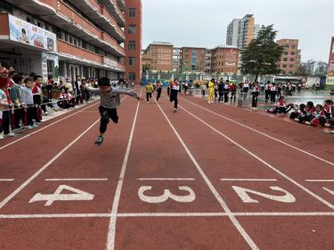 “以体树人扬长启航”  临川十小第十八届田径运动会圆满闭幕九游体育(图2)