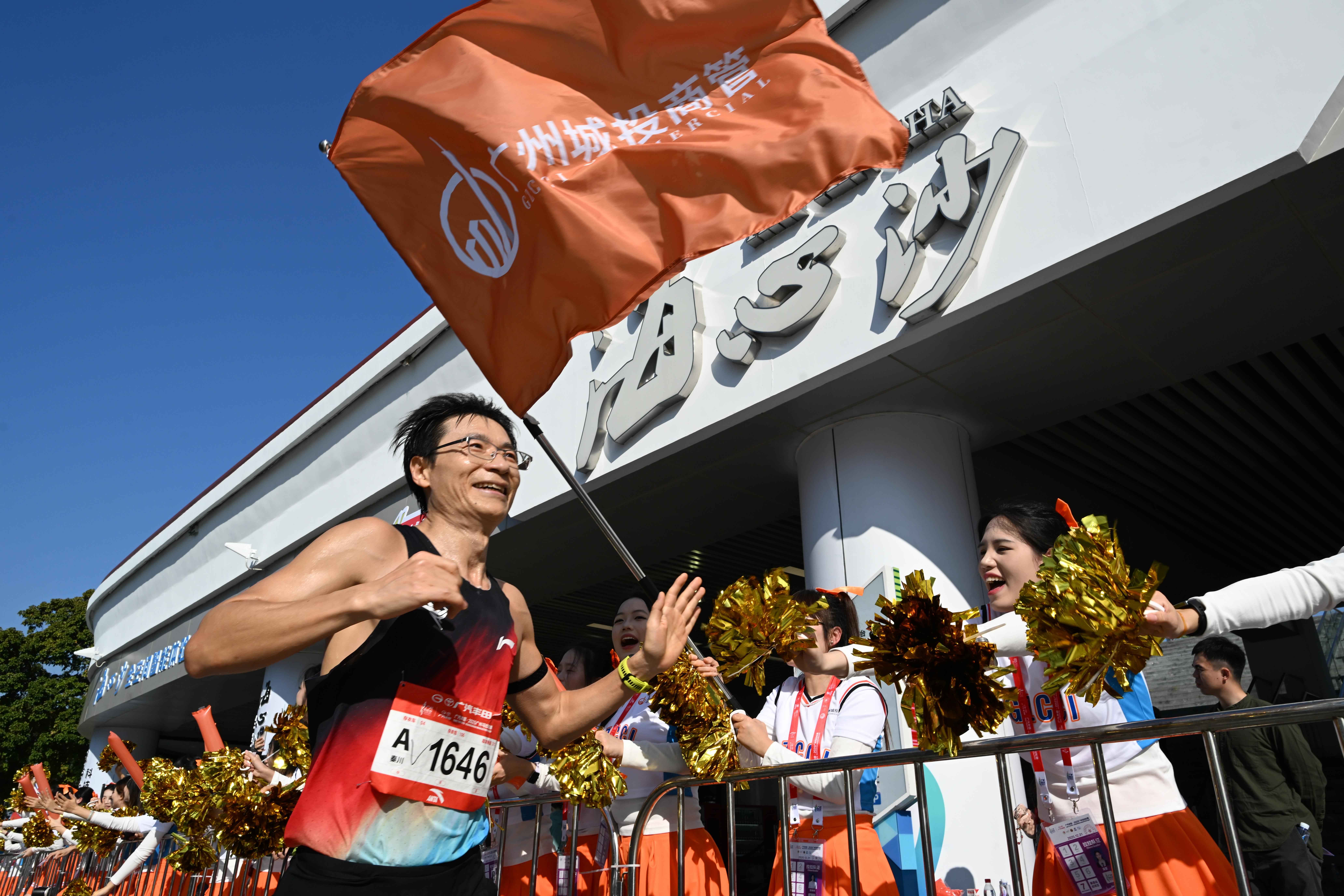 九游体育活力湾区奔跑广马2025广州马拉松赛圆满举办(图2)