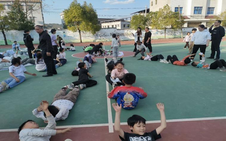 九游体育嘉禾县袁家镇泮头九年制学举行2025年冬季趣味运动会(图2)