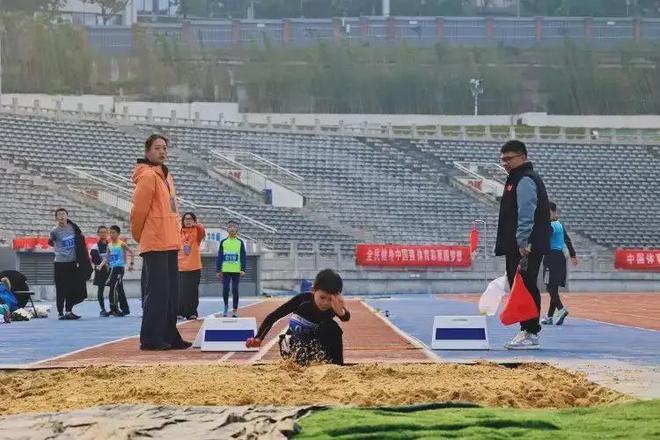 九游体育2025重庆市“大田湾杯”青少年田径邀请赛成功举行(图3)