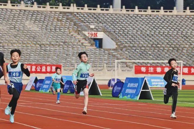 九游体育2025重庆市“大田湾杯”青少年田径邀请赛成功举行(图2)