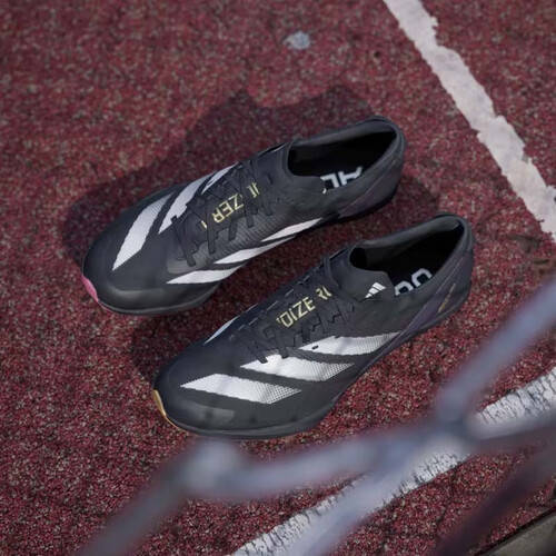 飞跃巅九游体育峰尽在阿迪达斯莱尔斯世锦赛三冠王短跑钉鞋！(图1)