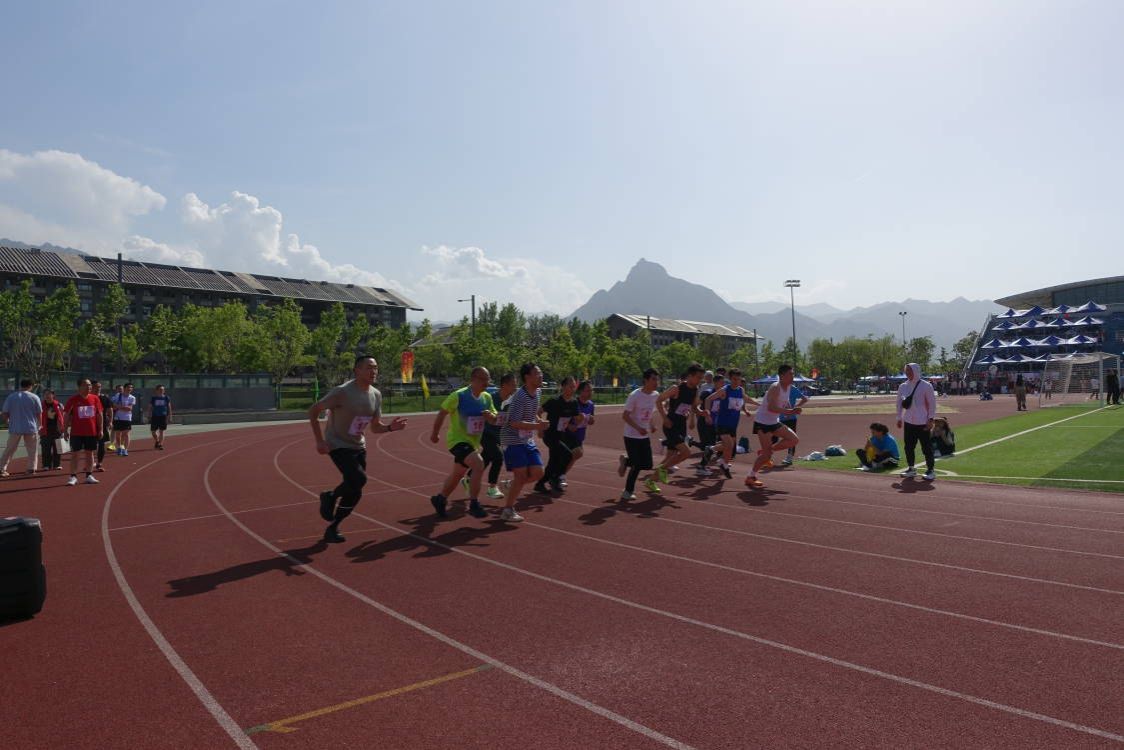 九游体育跑道上跃动青春拼搏中奋进前行(图1)