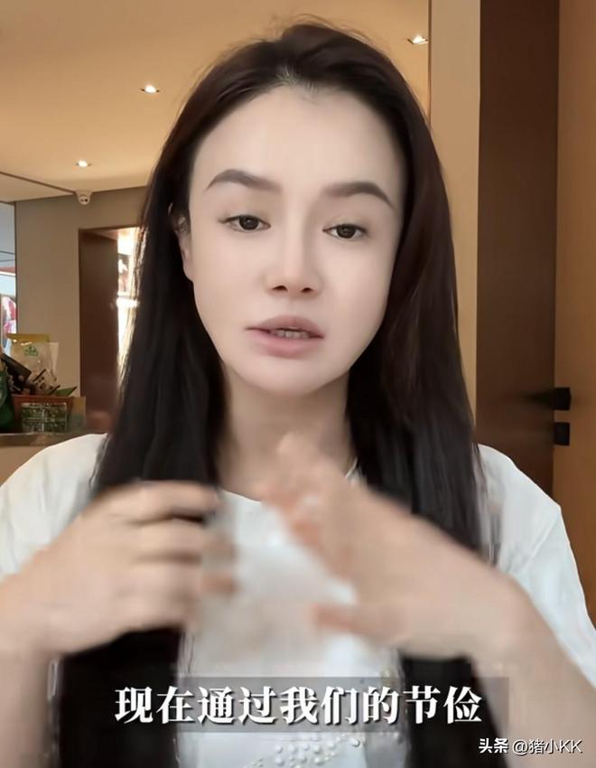 冉莹颖哭穷：水费一个月100儿子每天中饭4九游体育0块网友：这真没法喷(图3)