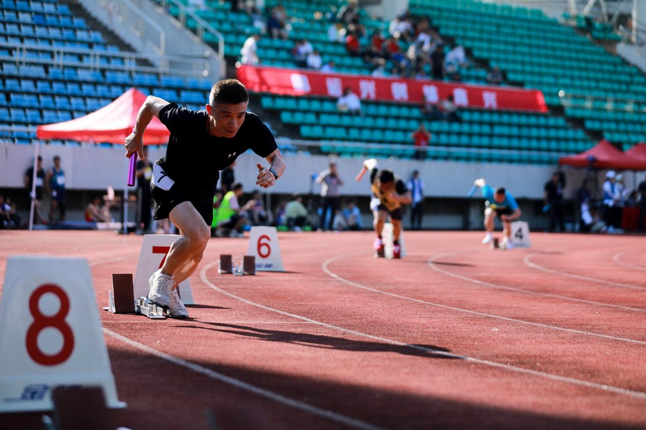 15岁高中生室内200米跑出2九游体育305秒！美国选手Melanie Doggett横空出世刷新纪录(图1)