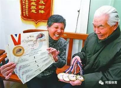 我九游体育身边的健身达人 拿了119枚金牌的济南“冠军奶奶”分享跑步“秘诀”：年轻人要注意脚步 老年人要跑得舒服(图4)