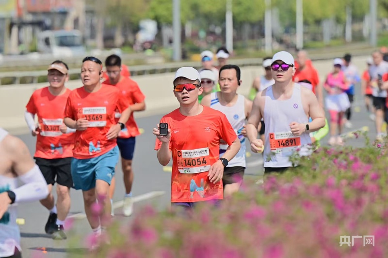 九游体育2万名跑友齐聚清远 2026蒙牛清远马拉松赛鸣枪开跑(图2)