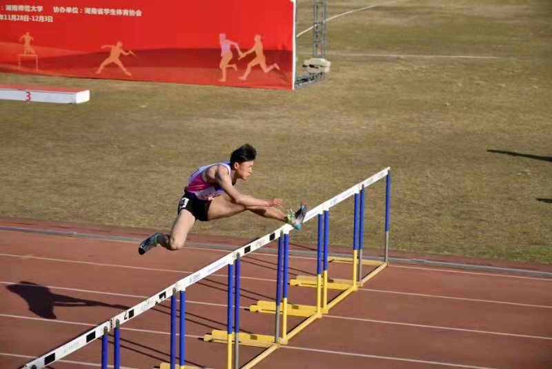 2九游体育026中国田径大众达标系列赛山东首站燃情开赛菏泽国花学校成赛事新起点(图1)