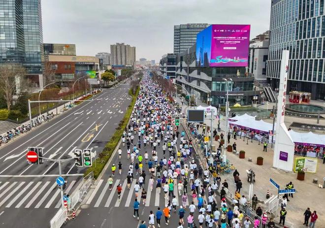 跑进花海！跑进春天！5000跑友畅享静安“Σ生态绣带”赛道九游体育(图2)