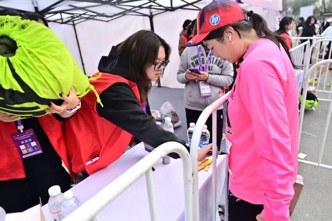 跑进花海！跑进春天！5000跑友畅享静安“Σ生态绣带”赛道九游体育(图11)