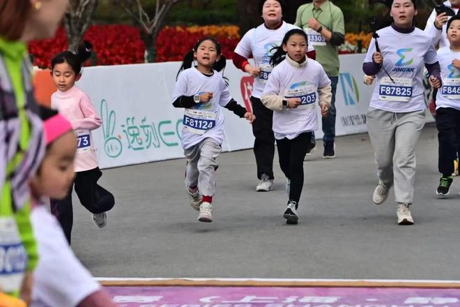跑进花海！跑进春天！5000跑友畅享静安“Σ生态绣带”赛道九游体育(图10)