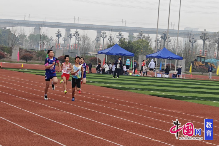 九游体育峨眉三小田径队勇夺乐山市中小学田径运动会小学组冠军(图2)