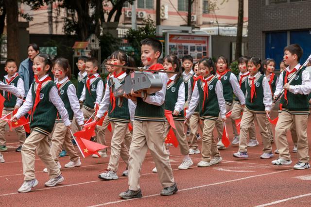 沙坪坝区高滩岩小学第十三届运动月暨第32届春季田径运动会开幕式燃情九游体育启幕(图4)