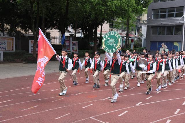 沙坪坝区高滩岩小学第十三届运动月暨第32届春季田径运动会开幕式燃情九游体育启幕(图7)