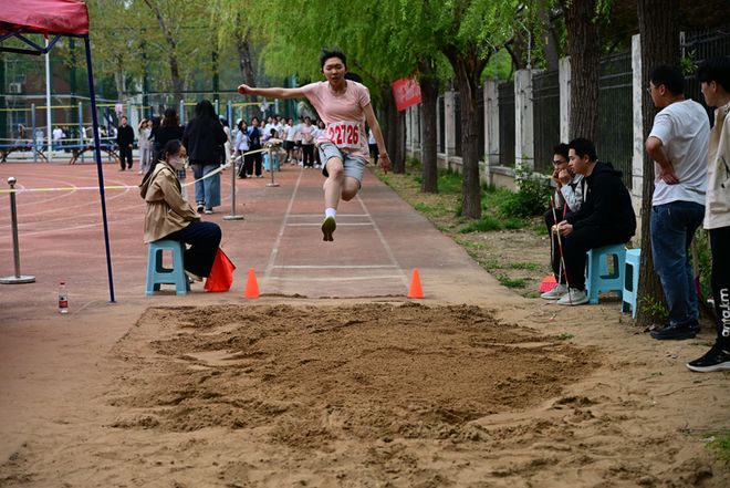 九游体育郑州外国语新枫杨学校2026春季田径运动会纪实(图2)