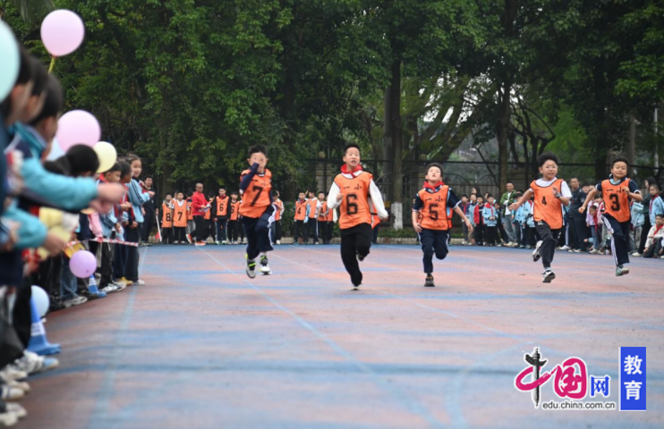 九游体育志存高远一起追风 峨眉一小举行第54届田径运动会(图3)