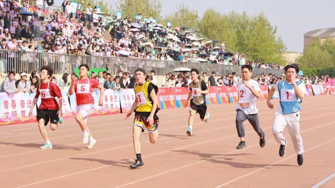 九游体育咸宁市青少年田径锦标赛：奋力奔跑展现青春风采！(图1)