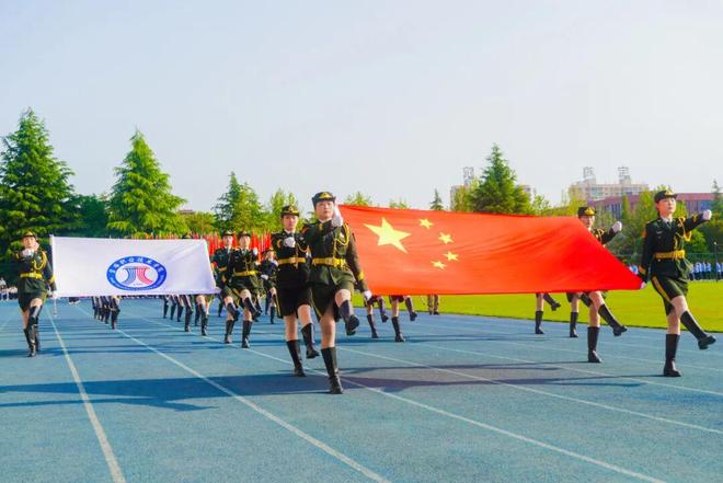 九游体育燃动绿茵场！宝鸡职院第二十届春季田径运动会激情开赛(图3)