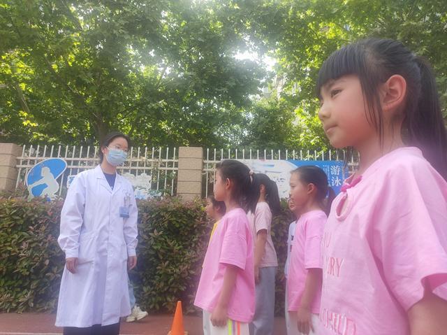 九游体育童心飞扬燃动赛场！二七区艺术小学春季田径运动会快乐无限(图2)