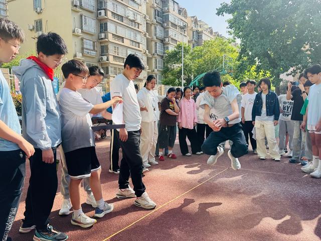 九游体育童心飞扬燃动赛场！二七区艺术小学春季田径运动会快乐无限(图5)